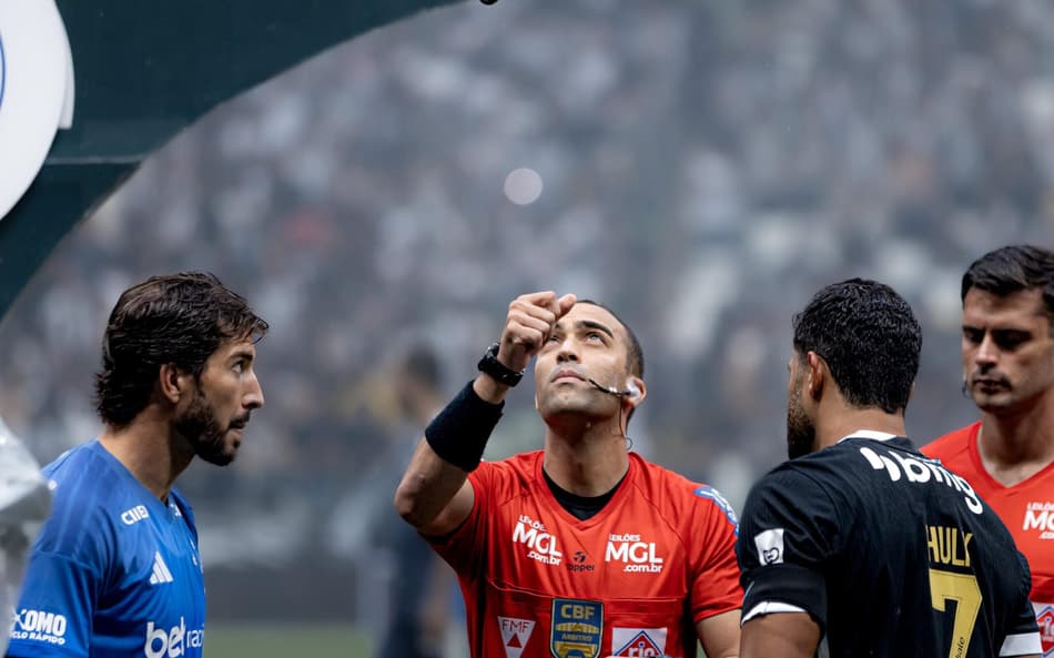 Jogadores de Cruzeiro e Atlético com a arbitragem em clássico (Foto: Luan Martins / GazetaPress)