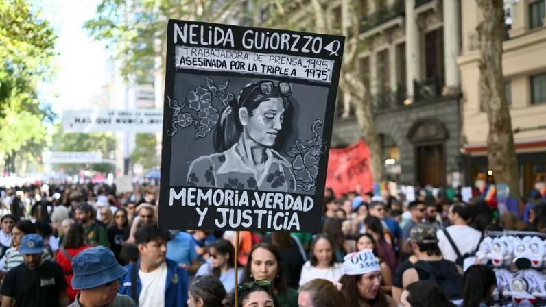 Milhares protestam contra o esquecimento 50 anos após golpe na Argentina