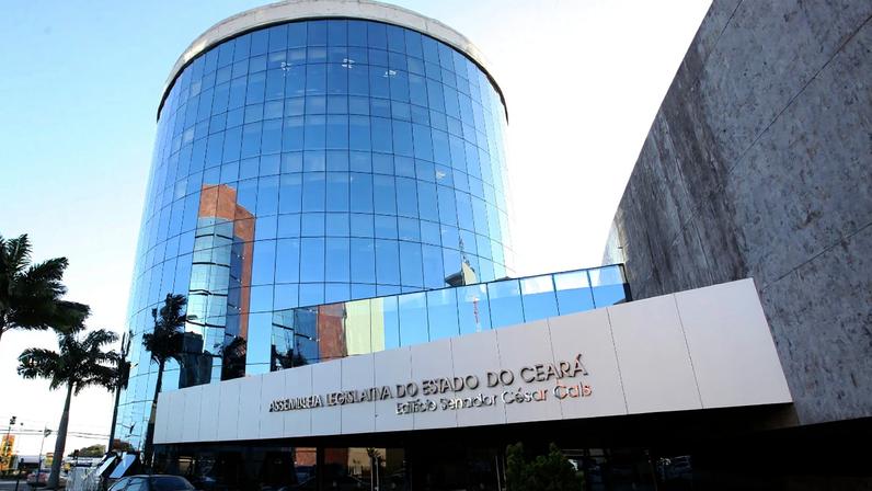 Militares durante sessão na Assembleia Legislativa do Ceará.