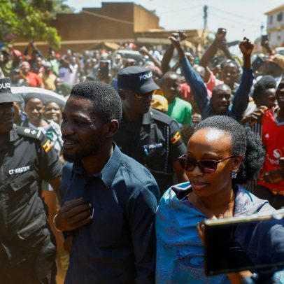 Bobi Wine deixa Uganda após votação contestada