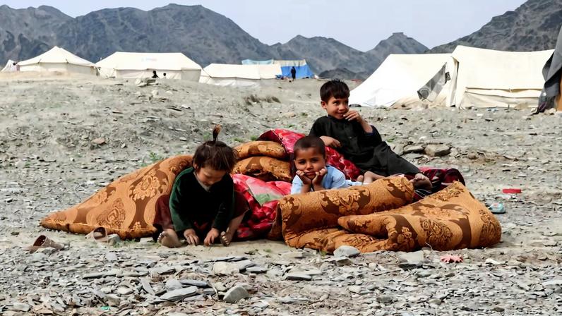 Confronto entre forças paquistanesas e afegãs; ONU diz 100.000 deslocados