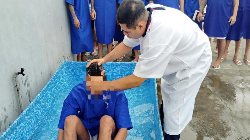 Batismo em presídio marca novo recomeço para detentos