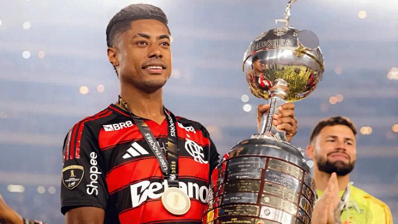 Bruno Henrique com o troféu da Libertadores (Foto: Adriano Fontes/CRF)