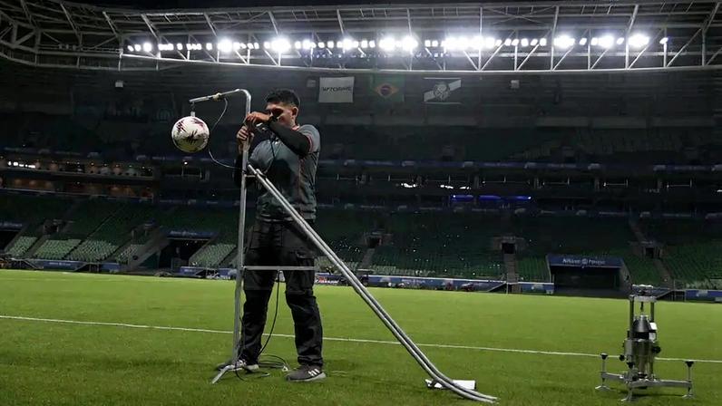 Funcionário do Allianz Parque cuidando do gramado do estádio (Foto: Allianz Parque/Divulgação)