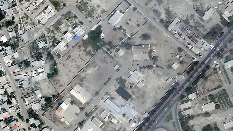 A la izquierda, la escuela primaria femenina Shajareh Tayyebeh, el 14 de mayo de 2024. A la derecha, el mismo lugar tras ser bombardeado el 4 de marzo de 2026.