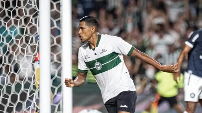 Coritiba vence Remo com lei do ex e conquista primeira vitória em casa