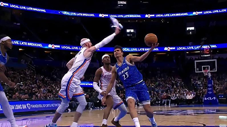 Alex Caruso protagoniza 'toco com o tênis' na NBA (Foto: Reprodução)