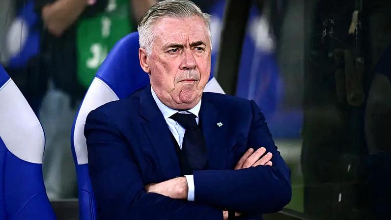 Carlo Ancelotti observa jogo entre Brasil e Japão do banco de reservas (Foto: Yuichi Yamazaki / AFP)