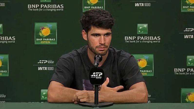 Carlos Alcaraz em coletiva no Indian Wells 2026 após ser derrotado por Daniil Medvedev (Foto: Reprodução/X)