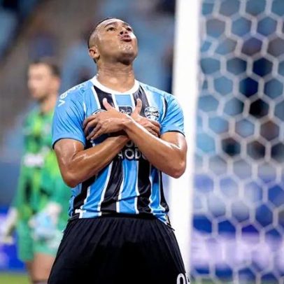 Carlos Vinícius vira goleador após fase de baixo rendimento