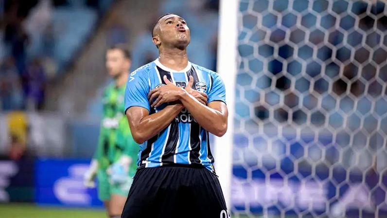 Carlos Vinícius cruza os braços em comemoração de um de seus três gols contra o Botafogo (Foto: Maxi Franzoi / Agif / Gazeta Press)