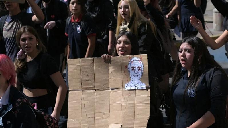 Milhares de estudantes protestam no Chile contra cortes na educação de Kast