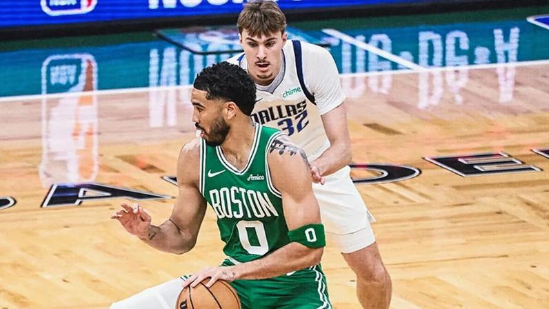Celtics vencem Mavericks com retorno de Jayson Tatum após quase um ano