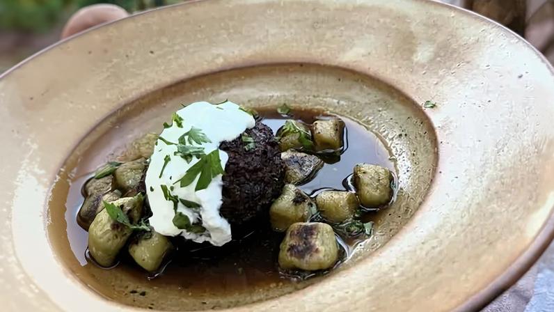 Jatobá chega à mesa em forma de nhoque, acompanhado de almôndegas de cordeiro, cebola roxa, vinho de jabuticaba e coalhada seca
