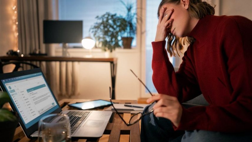mulheres concentram cerca de 60% dos diagnósticos de Síndrome de Burnout, ligados à jornada tripla mulher com burnout