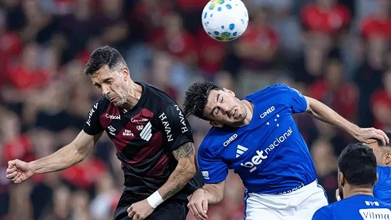 Disputa de bola em Athletico-PR x Cruzeiro