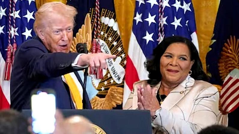 Trump y la zarina de los indultos, Alice Johnson, el pasado 18 de febrero en la Casa Blanca.
