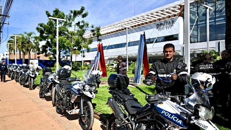 Motos da polícia em frente ao Hospital DF Star, em Brasília, em 13 de março de 2026. Foto: Evaristo Sá/AFP