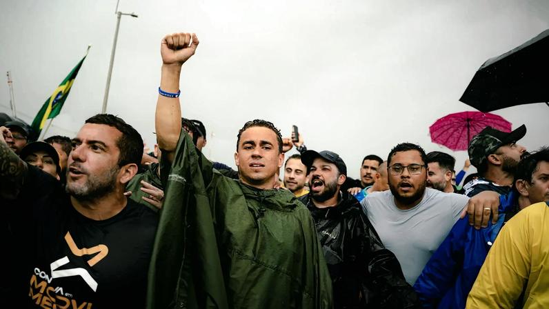Nikolas Ferreira na caminhada de Paracatu a Brasília que reuniu milhares de pessoas ao longo de 220 km até a Praça dos Três Poderes (Foto: Vitor Liasch/Assessoria do Deputado Federal Nikolas Ferreira (PL-MG))