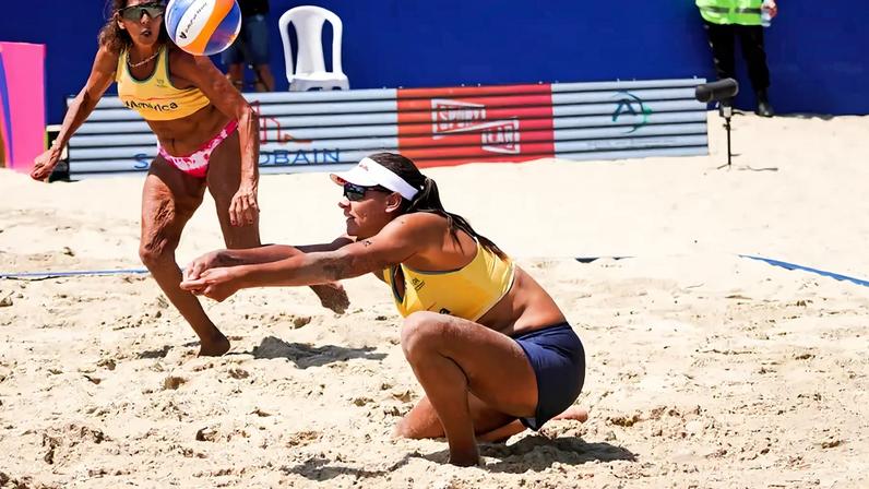 Jackie Silva e Ana Patrícia formaram dupla no 'Jogo de Ouro' do Areia Games (Foto: Maurício Val)