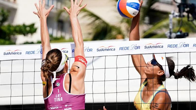 Ana Patrícia enfrenta Tina, da Letônia, na rede do Areia Games (Foto: Maurício Val)