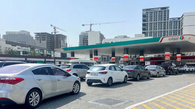 Detritos de míssil e compras de pânico abalam serenidade de Dubai após ataque iraniano