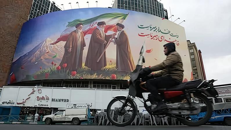 Un cartel publicitario que muestra a los líderes supremos iraníes en Teherán, este martes.