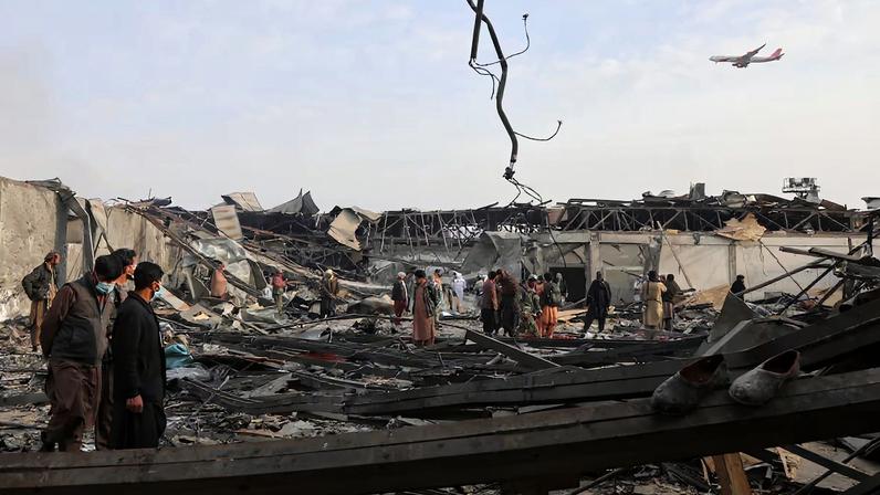 Varias personas inspeccionan los restos del centro sanitario bombardeado en Kabul.
