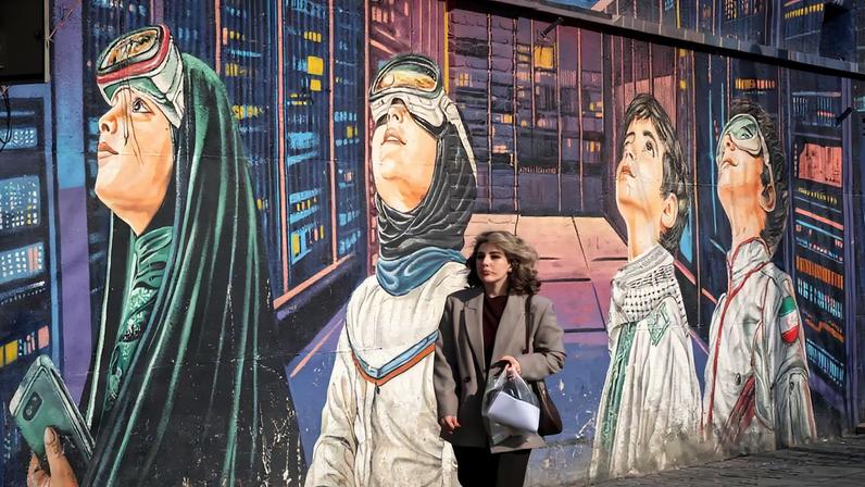 Una mujer pasa junto a un mural de una escuela primaria del centro de Teherán, Irán, el 28 de enero de 2026.