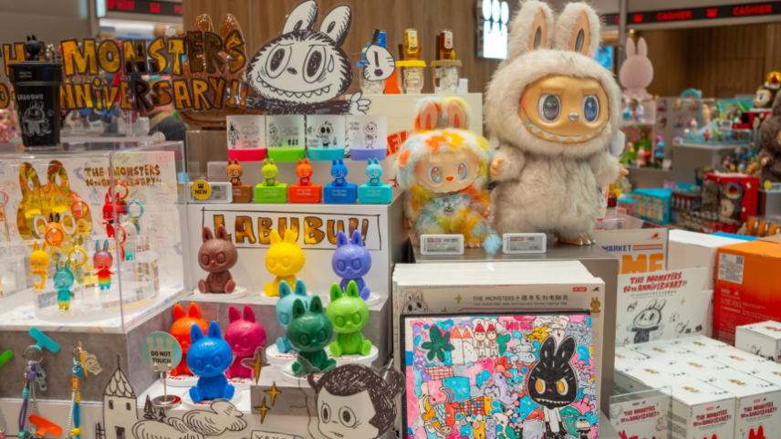 Vários brinquedos Labubu exibidos em uma prateleira na loja da Pop Mart no shopping Central Park Bangkok.
