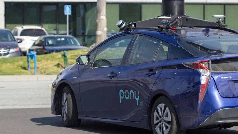 Carro autônomo da startup de direção autônoma Pony.ai, com a marca da empresa, é visto passando por testes no campus da companhia em Fremont, no Vale do Silício, Califórnia.