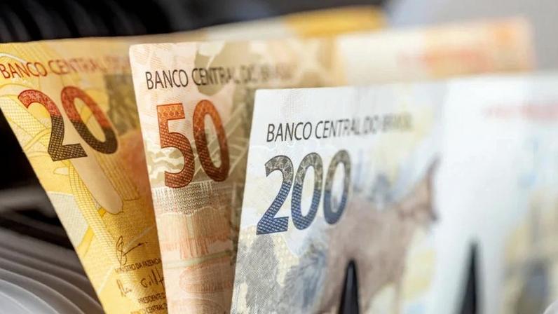 Foto de stock de Dinheiro brasileiro, real brasileiro, notas em um contador de dinheiro, conceito financeiro.