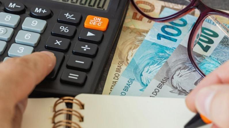 Foto de análise financeira, apuração de impostos, custos de risco, projeto de negócios. Dinheiro do Brasil, de perto.