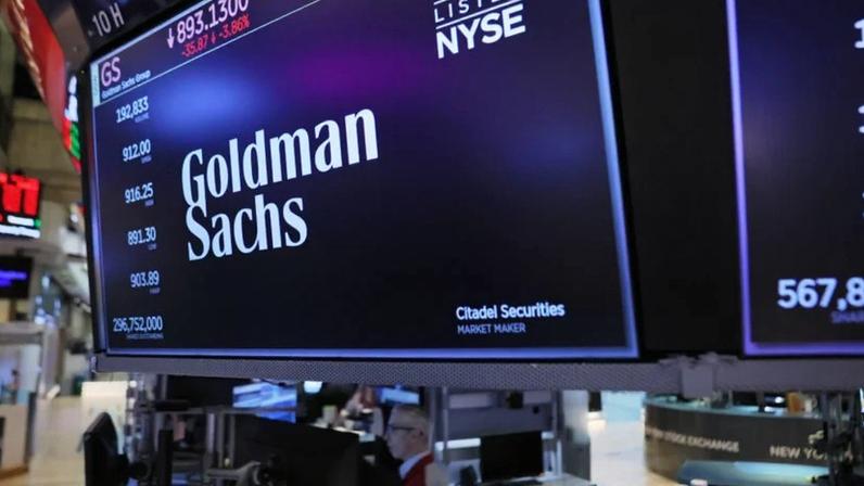 Getty Images O logotipo da empresa Goldman Sachs é exibido na Bolsa de Valores de Nova York durante as negociações do mercado.