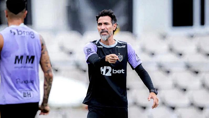 Domínguez em treinamento na cidade do galo (Foto: Pedro Souza / Atlético)