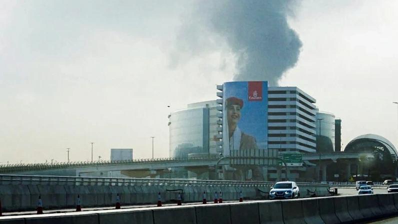 Fumaça em área próxima ao Aeroporto Internacional de Dubai após ataque de drone pelo Irã (Foto Reuters / Stringer)