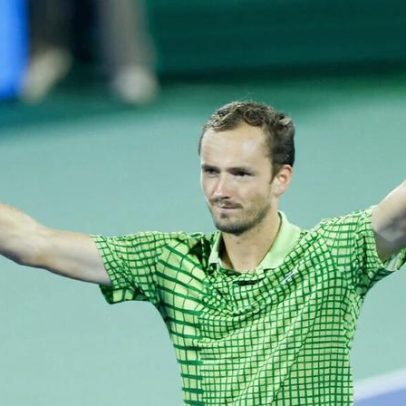 Medvedev relata noite terrível e analisa opções para deixar Dubai