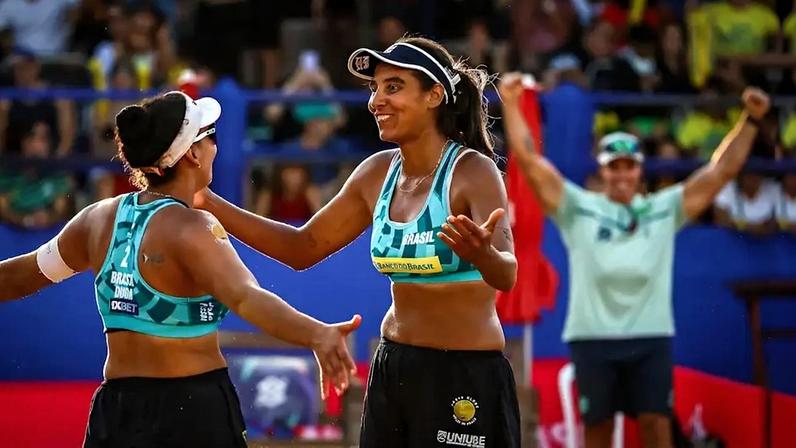 Duda e Ana Patrícia conquistando bronze no Elite 16 de vôlei de praia etapa em João Pessoa (Foto: Cristiano Santos/Beach Games Brazil/CBV)