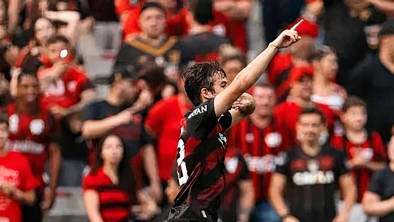 Dudu marca gol do Athletico em clássico contra o Coritiba