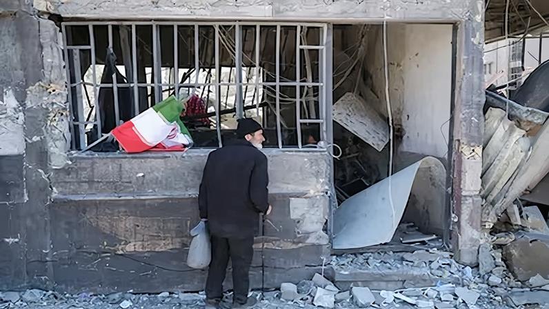 Un hombre observa la destrucción causada por los bombardeos israelíes-estadounidenses en los alrededores del Gran bazar de Teherán, este martes.