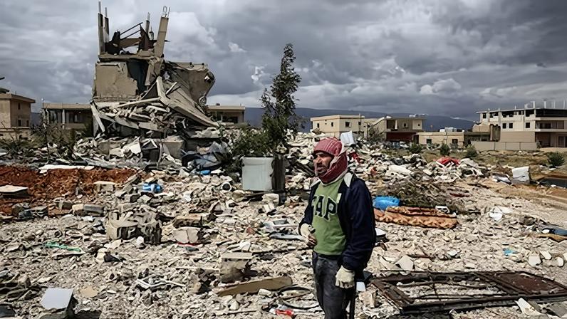 Un hombre contempla la destrucción en la localidad libaneras de Chaat tras un ataque israelí, el 23 de marzo.