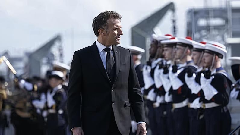 El presidente francés pasa revista a las tropas el pasado lunes en la base de Ille Longue.