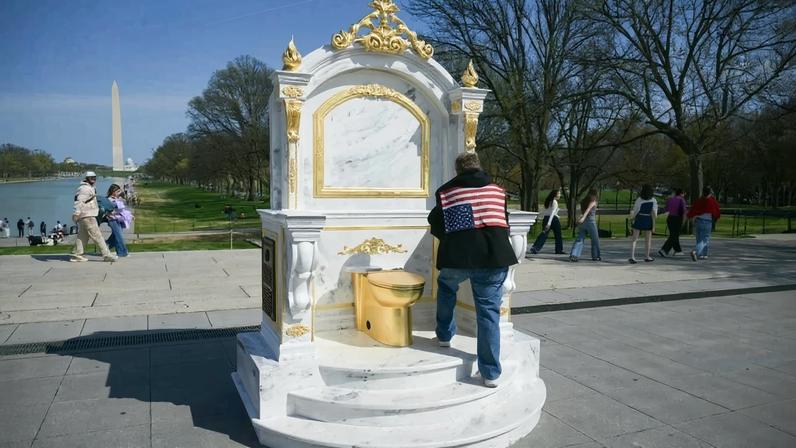 Vaso sanitário dourado é instalado em Washington para ironizar Trump. Foto: Oliver Contreras/AFP