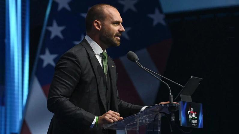 Eduardo Bolsonaro tem 15 dias para se defender de acusação na PF