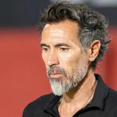 Técnico do Atlético-MG é visto desabafando após resultado em entrevista