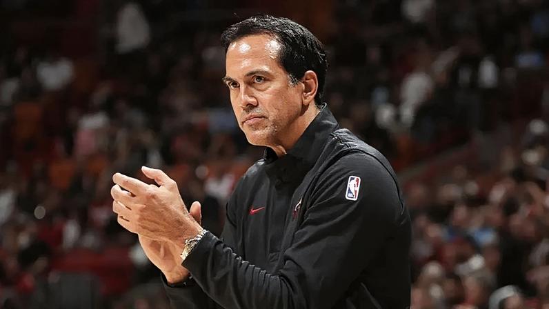 Spoelstra critica fortemente a defesa do Heat após recente jogo