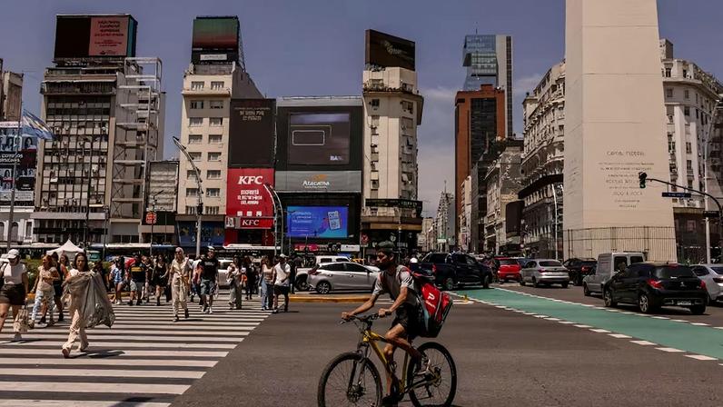 Austeridade de Milei enfrenta teste com desaceleração e menor arrecadação