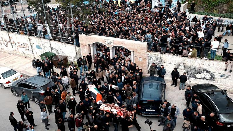 Entierro de tres palestinas en Beit Awa, en Cisjordania, este jueves.