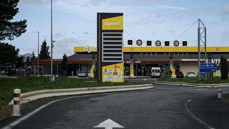 Brent fecha acima de US$ 100 pela primeira vez desde 2022