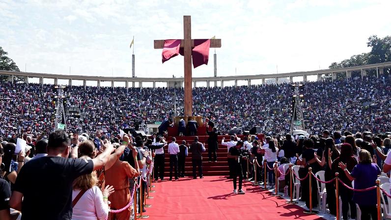 Iniciativa da Universal reúne multidões em oração coletiva no dia que relembra a crucificação de Cristo.